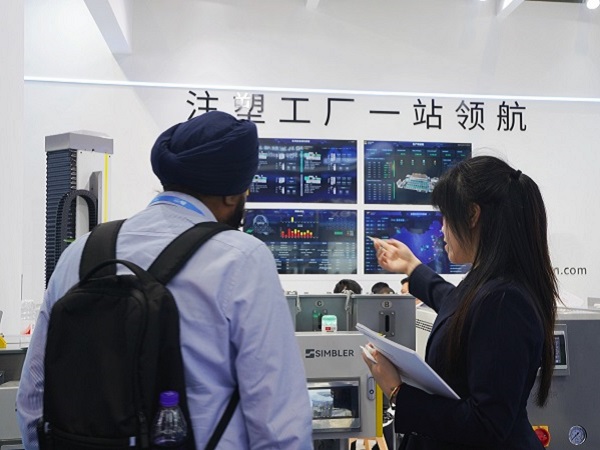 Simbler Le made its debut at CHINAPLAS 2026, the Shanghai Adsale Rubber and Plastics Exhibition, attracting attention with its intelligent injection molding plant solution
